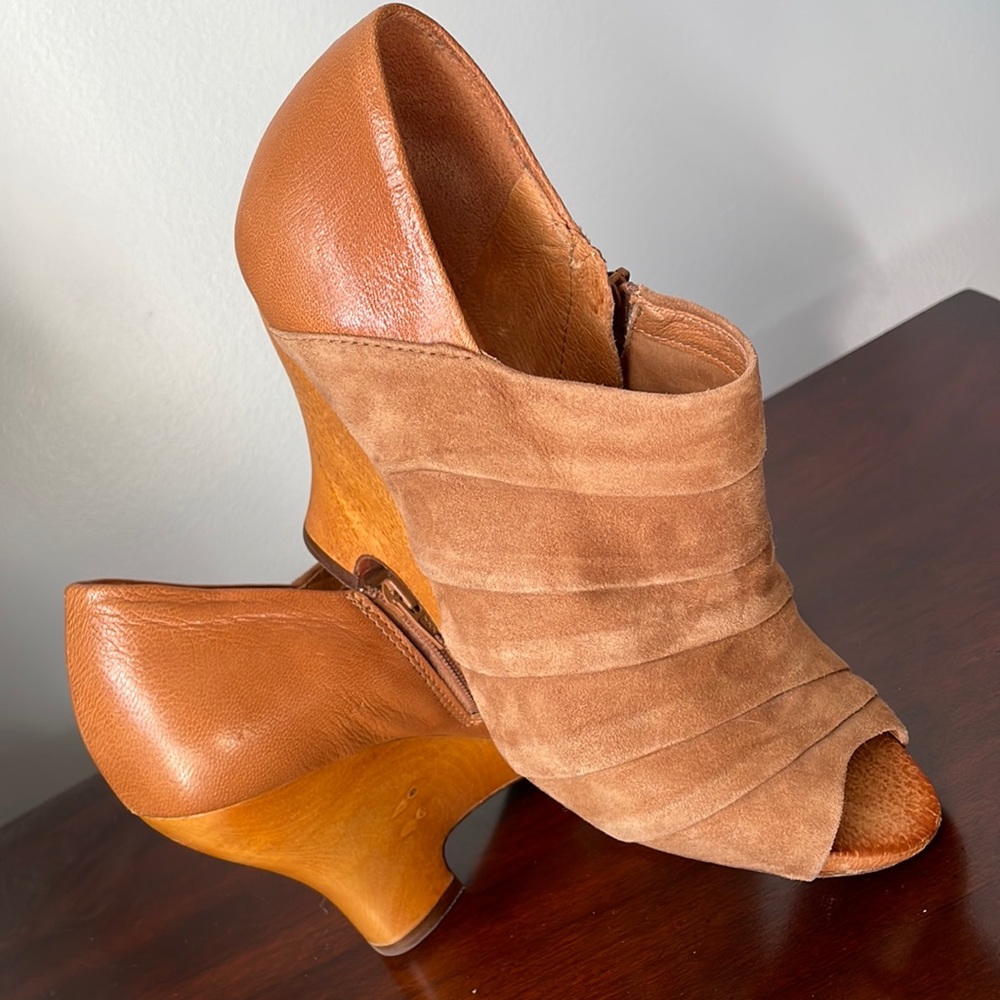 Naya Genesis Wedge Bootie Sz 6.5 Narrow Suede Camel